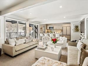 Chateau Roaring Fork 24, Remodeled Condo w River Views, Large TVs, Fireplace, Near Gondola!