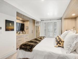 Chateau Roaring Fork 24, Remodeled Condo w River Views, Large TVs, Fireplace, Near Gondola!