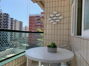 APARTAMENTO NA PRAIA GRANDE A 200 MÉTROS DA PRAIA, CONFORTÁVEL ESPAÇOSO WIFI 350 Mega TV Claro, ÓTIMA LOCALIZAÇÃO