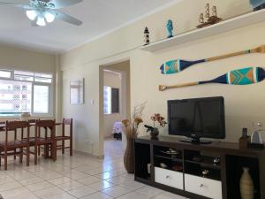 APARTAMENTO NA PRAIA GRANDE A 200 MÉTROS DA PRAIA, CONFORTÁVEL ESPAÇOSO WIFI 350 Mega TV Claro, ÓTIMA LOCALIZAÇÃO