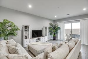 Marana Home with Pool Access and Mountain Views!