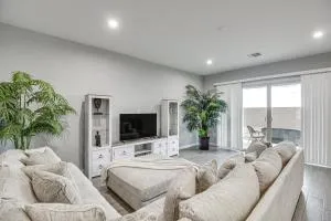 Marana Home with Pool Access and Mountain Views! - Avra