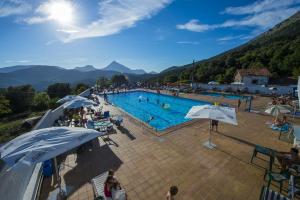 Uxarte -Alojamiento, restaurante y piscinas