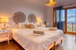 Spacious Home with Tropical Garden, BBQ, Near Seaside