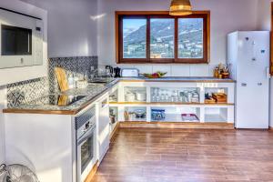 Spacious Home with Tropical Garden, BBQ, Near Seaside