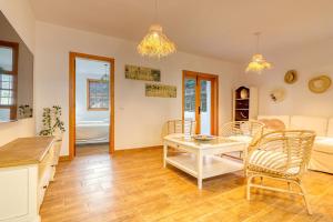 Spacious Home with Tropical Garden, BBQ, Near Seaside