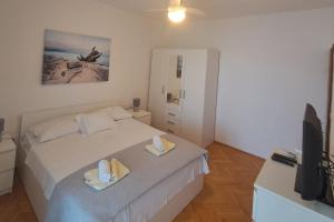 Apartments by the sea Postira, Brac - 22197