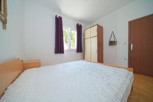 Apartments by the sea Postira, Brac - 22197