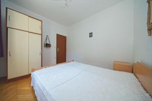 Apartments by the sea Postira, Brac - 22197