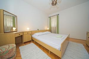 Apartments by the sea Postira, Brac - 22197