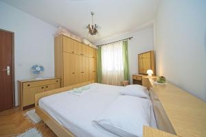 Apartments by the sea Postira, Brac - 22197