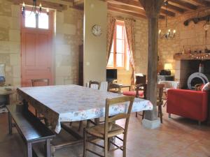 Gîte Tourangeau près de Loches avec Cheminée et Jardin - FR-1-381-40