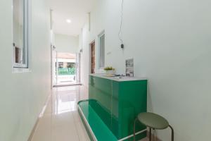 Urbanview Hotel Nakasya Burangrang