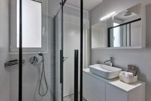 Sunny and Comfy 2bd Apt in Kolonaki