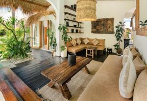 Villa Micasa - Tropical Oasis 4BR Villa with Private Pool, Perfect for Big Groups, 12 Minutes to the Beach