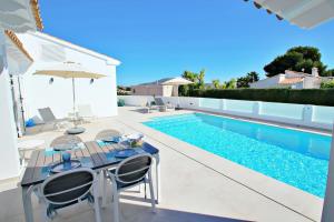 Adora - modern villa with large private pool in Moraira