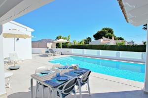 Adora - modern villa with large private pool in Moraira