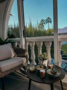 Palm Paradise retreat: 2Bedroom apt with Pool View