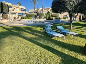 Palm Paradise retreat: 2Bedroom apt with Pool View