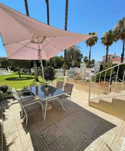 Palm Paradise retreat: 2Bedroom apt with Pool View