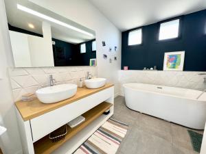 Maisons de vacances Splendide ! Maison de standing - Pieds dans l’eau : photos des chambres