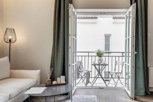 cohost I Bright Apt w-Balcony I Self check in I Next to MO Museum