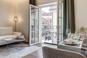 cohost I Bright Apt w-Balcony I Self check in I Next to MO Museum