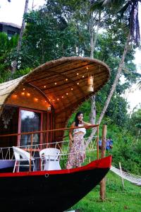 Noahs Ark- River Front Boat House Cottage