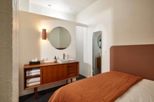 Cosy 1BR with outside space near Canal Saint Martin