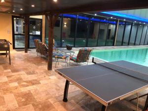 Chalet authentique à Clermont-Créans avec piscine partagée