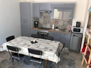 Chalets Chalet authentique a Clermont-Creans avec piscine partagee : photos des chambres