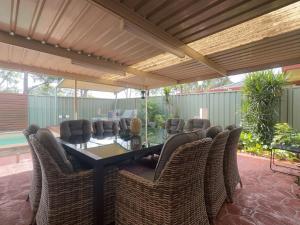 Blue Haven Retreat - Glenmore Park Pool Home