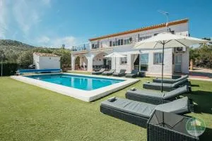 Casa Wood - family holiday villa with pool - Los Romanes