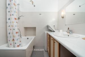 Park Strzelecki Two-Level Apartment by BookingHost