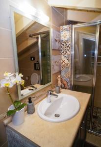 Melinas Bright Apartment, Viros