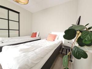 Modern One-Bedroom with glazed sun balcony, 350m metro