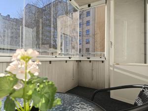 Modern One-Bedroom with glazed sun balcony, 350m metro