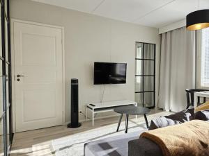 Modern One-Bedroom with glazed sun balcony, 350m metro