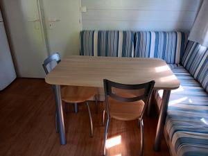 Maisons de vacances Bungalow charmant avec piscine partagee a Saint-Cheron : photos des chambres