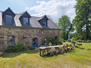 Maisons de vacances Maison de 4 chambres avec piscine partagee terrasse et wifi a Langoelan : photos des chambres