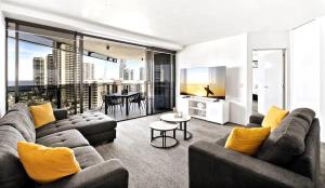 Circle on cavill 3 bedroom 2 bathroom ocean and river view