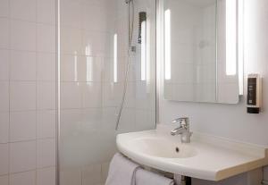 Hotels B&B HOTEL Marseille Centre Vieux Port : photos des chambres