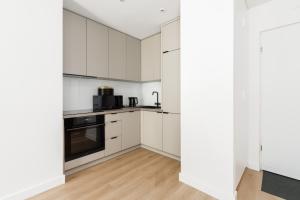 Cozy Black & White Studio in City Center with FREE GARAGE Poznań by Renters