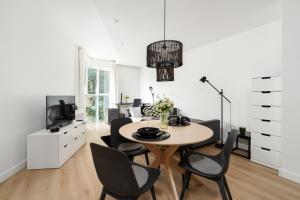 Cozy Black & White Studio in City Center with FREE GARAGE Poznań by Renters