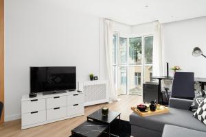 Cozy Black & White Studio in City Center with FREE GARAGE Poznań by Renters