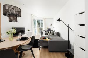 Cozy Black & White Studio in City Center with FREE GARAGE Poznań by Noclegi Renters