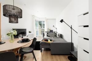 Cozy Black & White Studio in City Center with FREE GARAGE Poznań by Renters