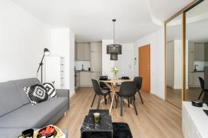 Cozy Black & White Studio in City Center with FREE GARAGE Poznań by Renters