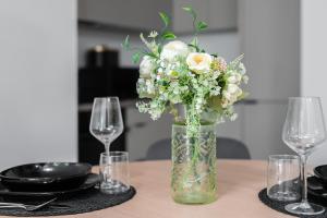 Cozy Black & White Studio in City Center with FREE GARAGE Poznań by Noclegi Renters