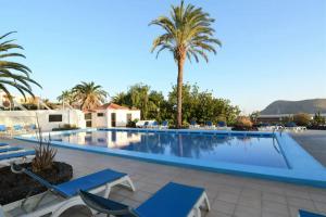 Bungalow con piscina comunitaria - 4hvězdičkové hotely ve městě Chayofa